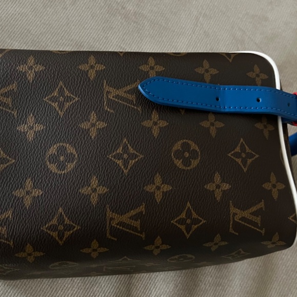 Louis Vuitton x NBA Cloakroom Dopp Kit Monogram - Picture 5 of 10